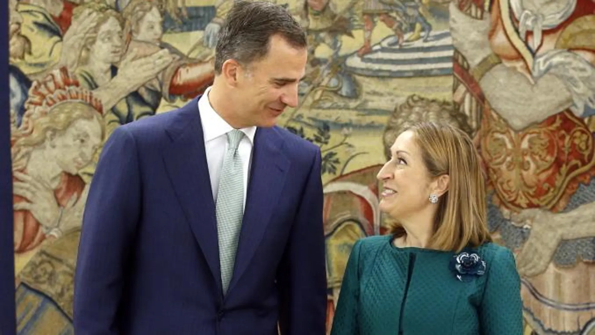 El rey Felipe posa con la presidenta del Congreso de los Diputados, Ana Pastor, a quien recibió en audiencia en el Palacio de la Zarzuela