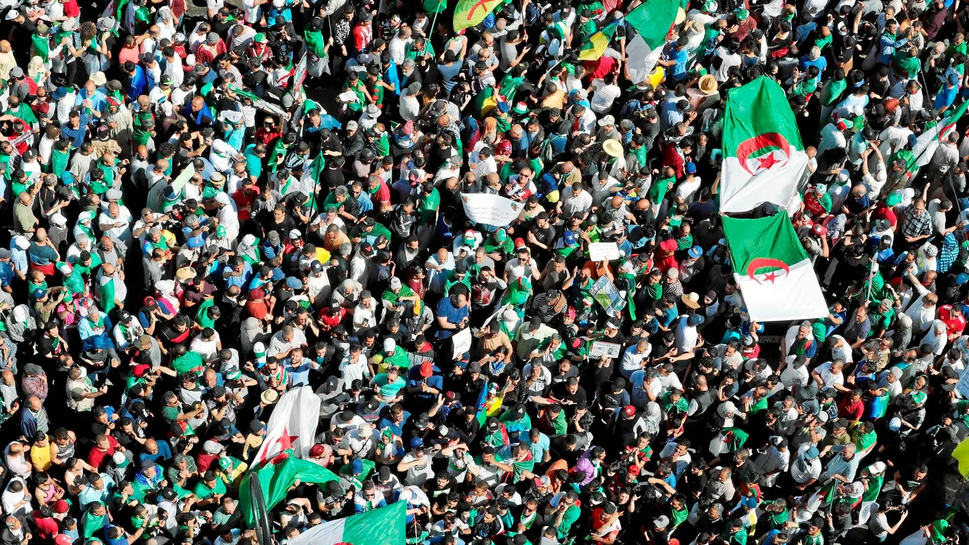 Miles de argelinos volvieron a salir a las calles ayer para exigir cambios más profundos en el sistema