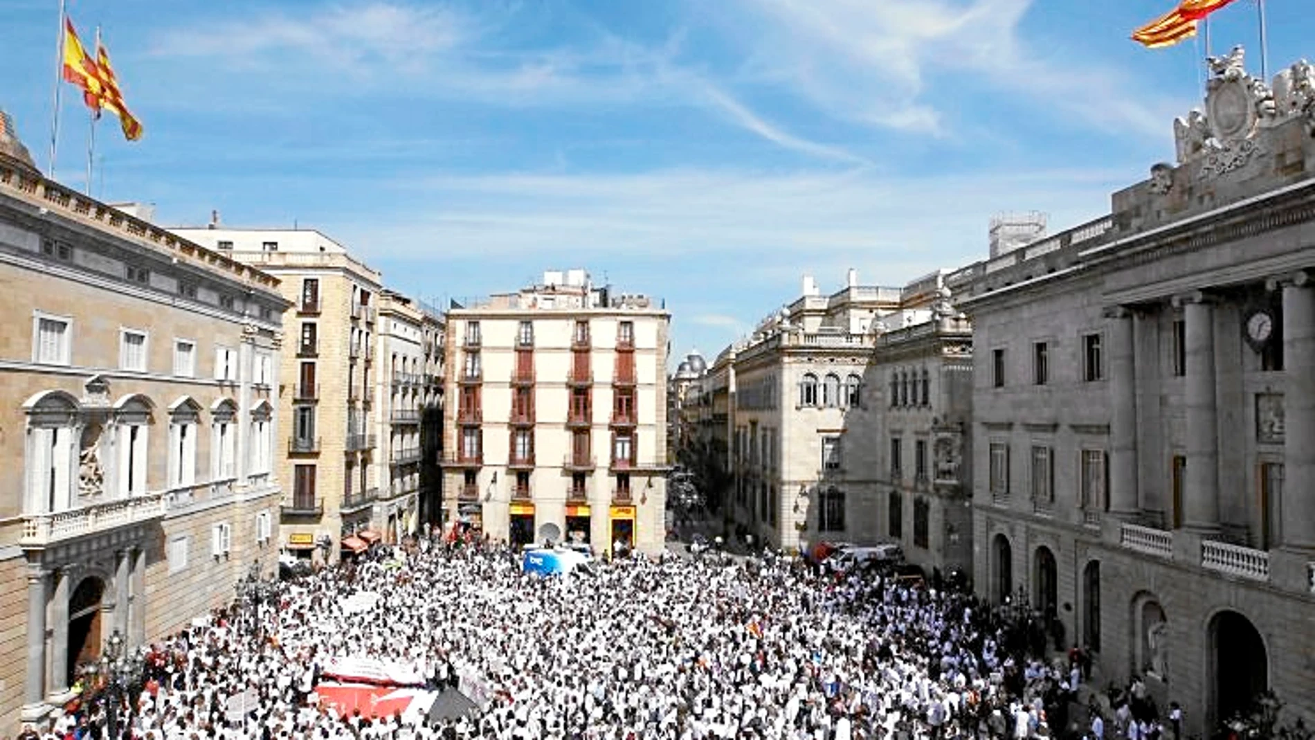 La protesta ocupó toda la plaza Sant Jaume