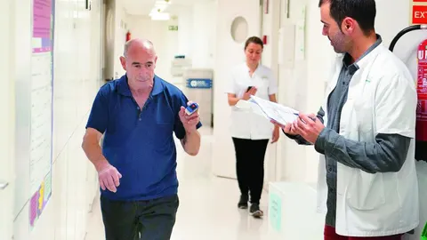 Un paciente del Hospital Clínico de Barcelona realiza prehabilitación antes de someterse a una intervención cardiovascular.