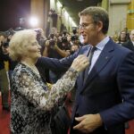 El presidente de la Xunta Alberto Núñez Feijóo, es felicitado por su madre, Sira Feijóo, tras ser reelegido presidente