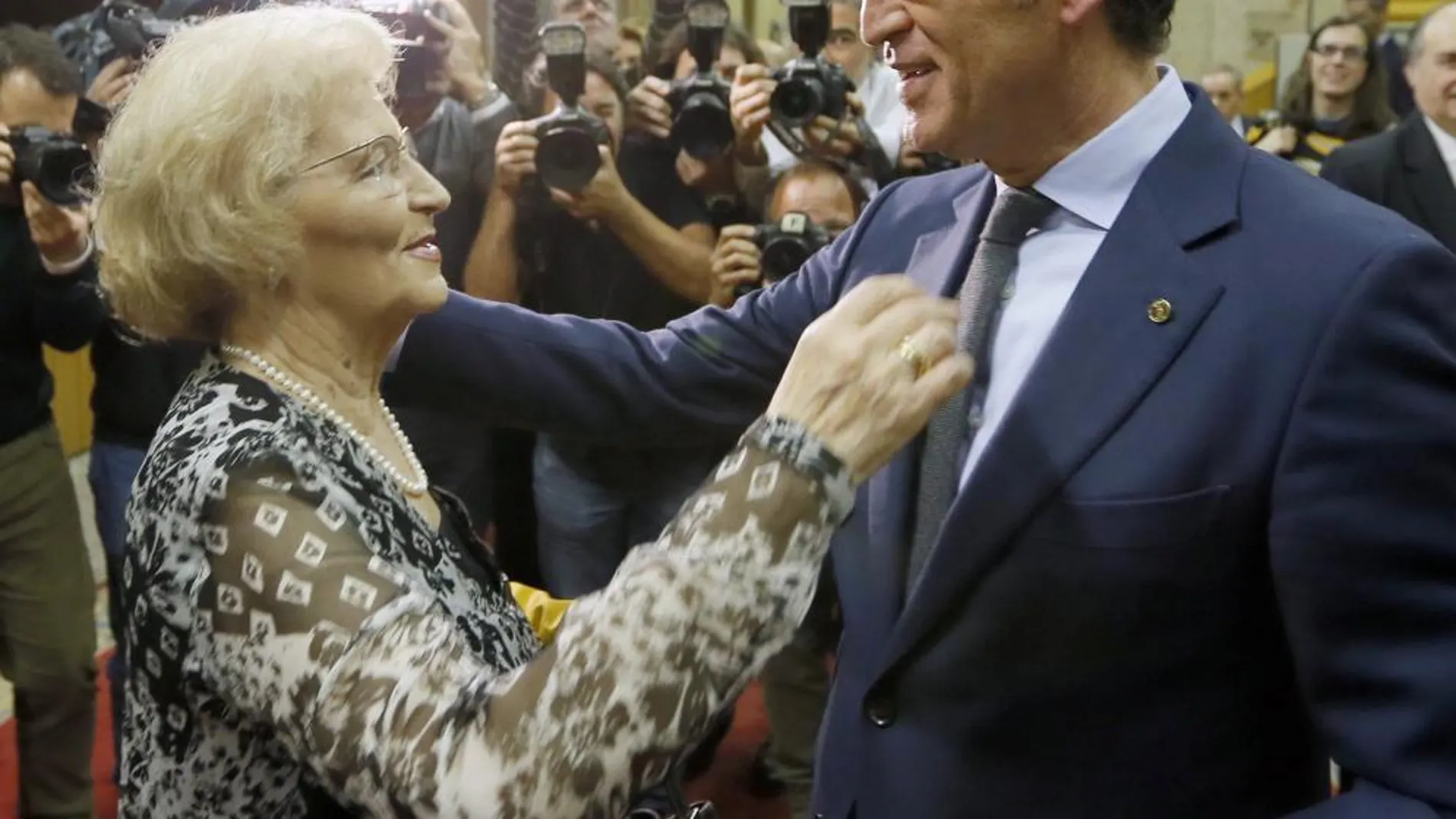 El presidente de la Xunta Alberto Núñez Feijóo, es felicitado por su madre, Sira Feijóo, tras ser reelegido presidente