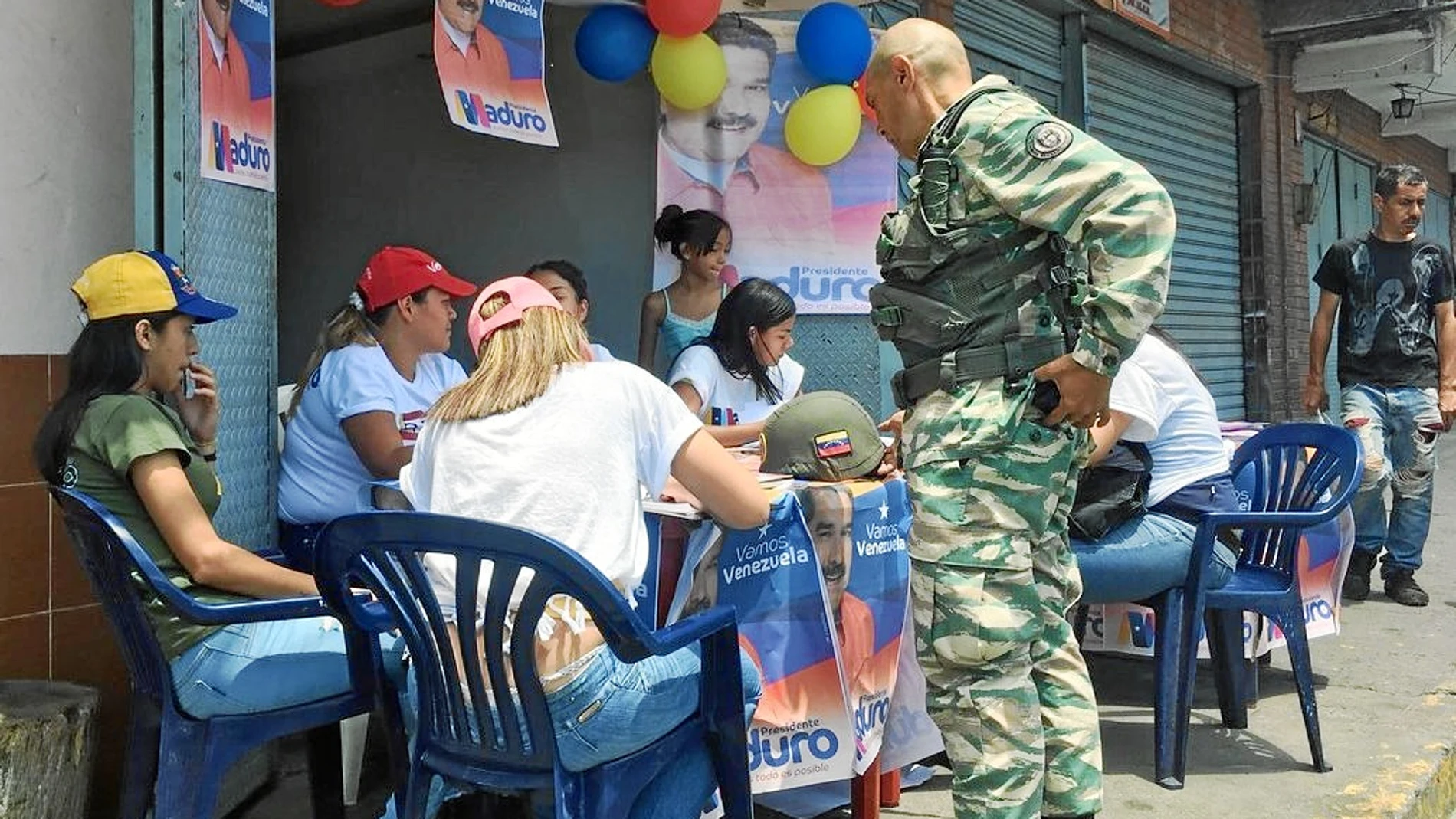 Cientos de seguidores chavistas y militares tomaron las calles de Caracas para asegurar que la jornada transcurriera sin incidentes