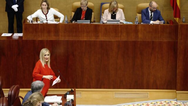 Las presidenta de la Comunidad de Madrid, Cristina Cifuentes, hoy durante el Pleno de la Asamblea