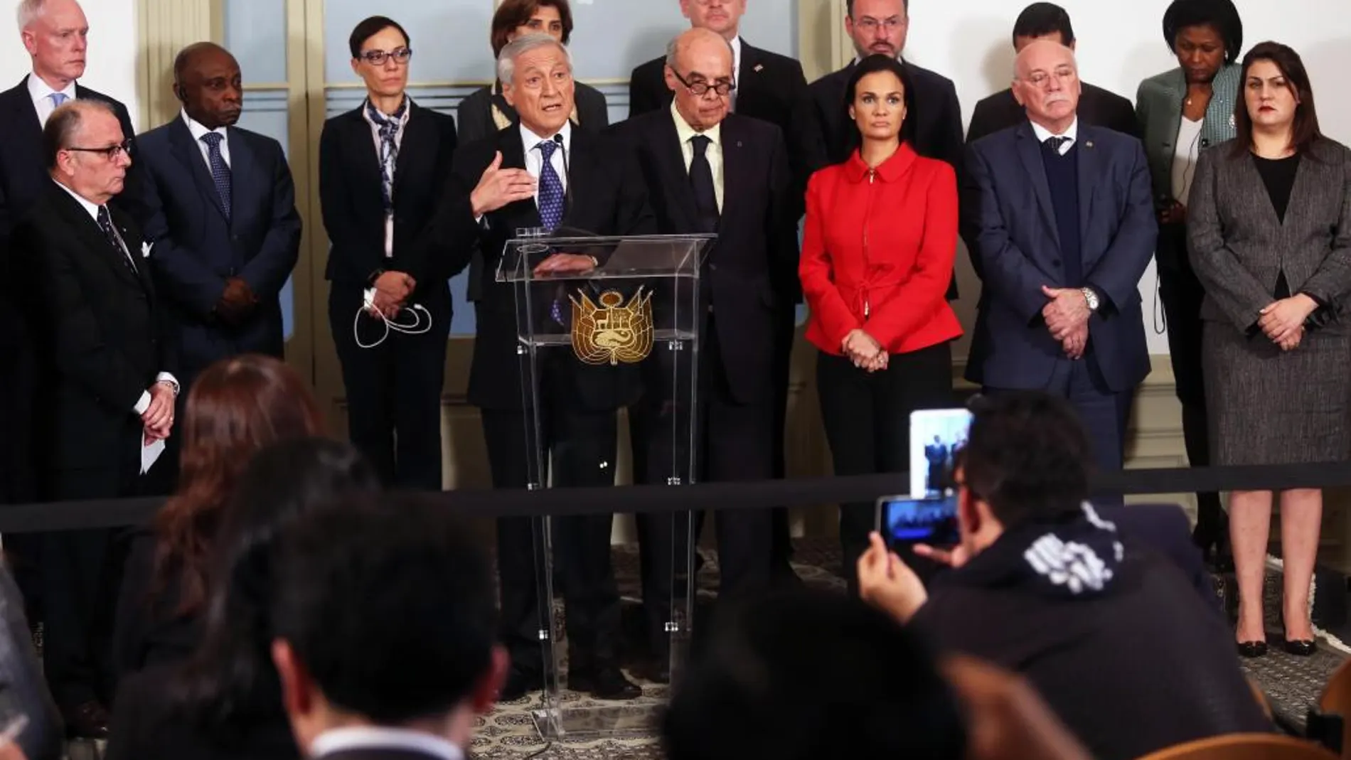 El canciller chileno, Heraldo Muñoz (c), preside la declaración junto a otros cancilleres y ministros de relaciones exteriores de 17 países de América y el Caribe en el Palacio de Torre Tagle, en el centro histórico de Lima (Perú)