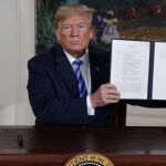 Trump con el documento de la ruptura del acuerdo iraní/Foto Ap