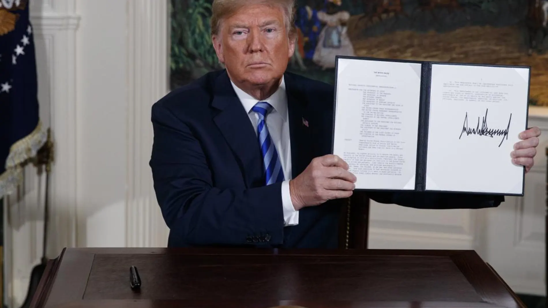 Trump con el documento de la ruptura del acuerdo iraní/Foto Ap