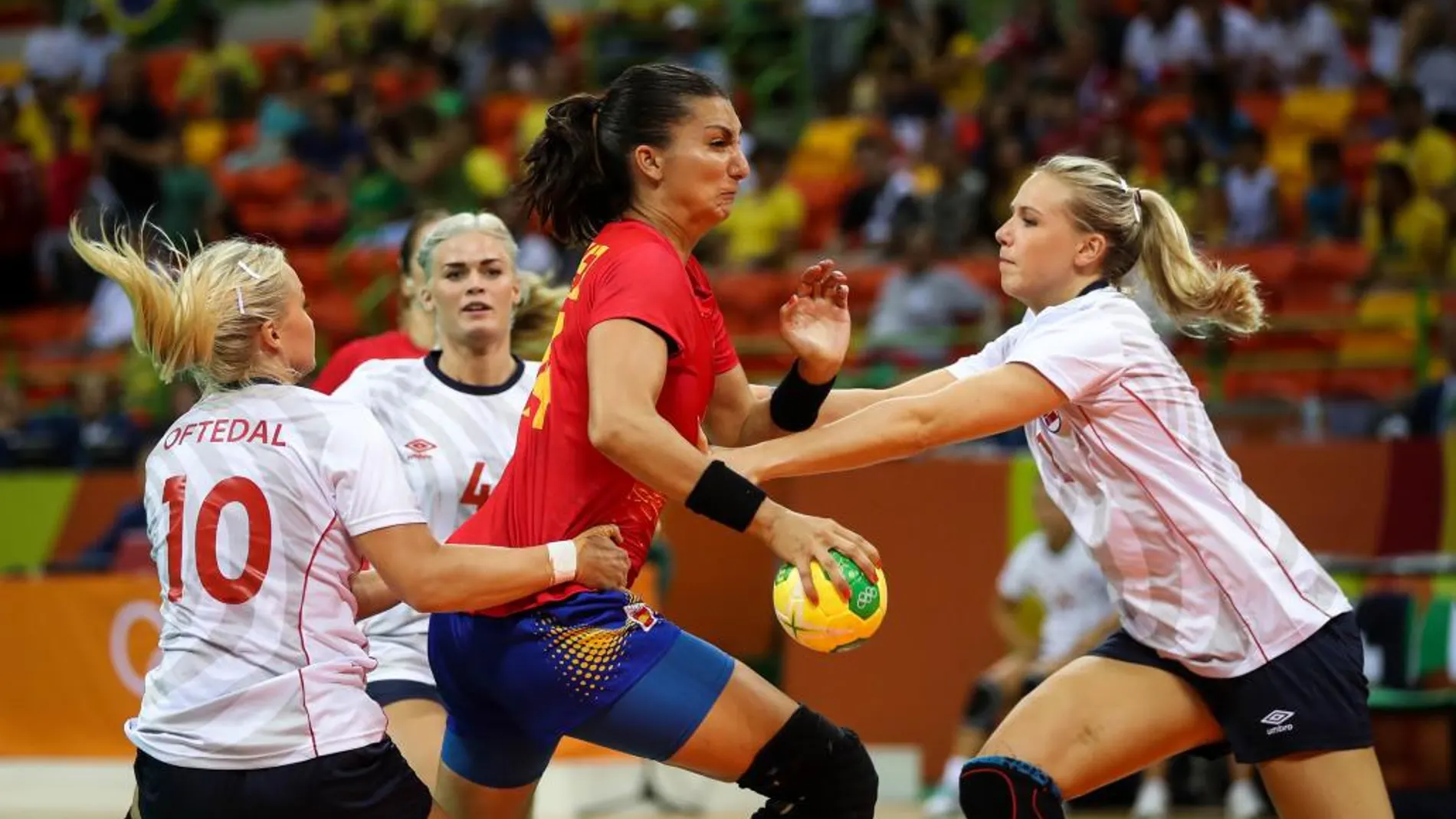 La jugadora del equipo olímpico de España de balonmano Elisabeth Chávez (c) disputa el balón ante jugadoras del equipo de Noruega
