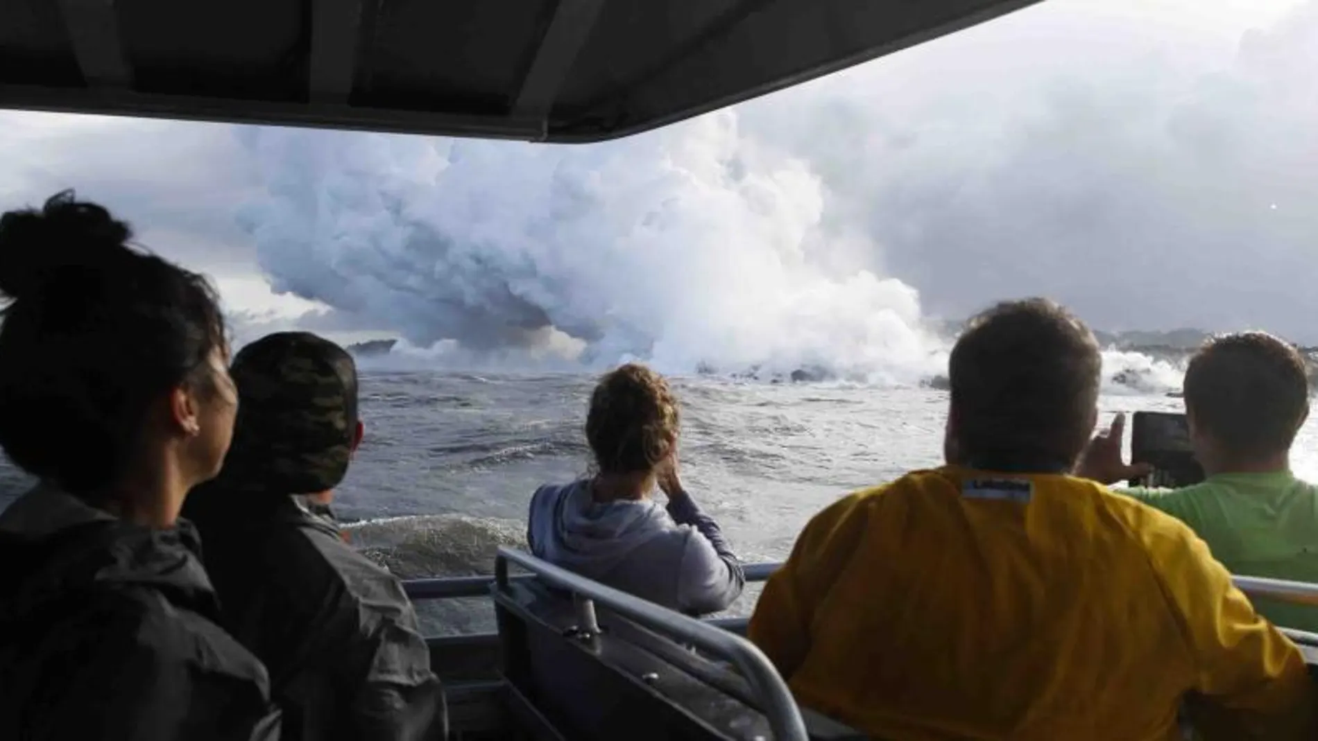 Turistas observan la lava que se interna en el océano, cerca de Pahoa, Hawai, en una imagen de archivo / Ap