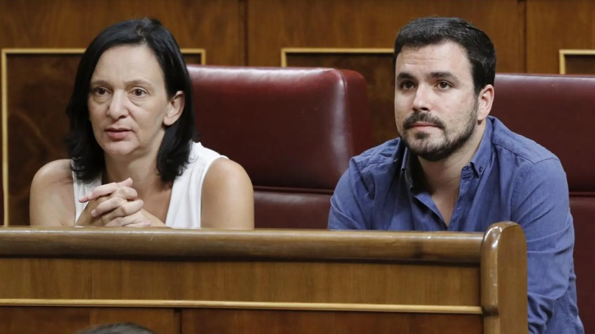La secretaria de Análisis Político y Social de Podemos y diputada por Madrid, Carolina Bescansa, junto al coordinador federal de Izquierda Unida, Alberto Garzón