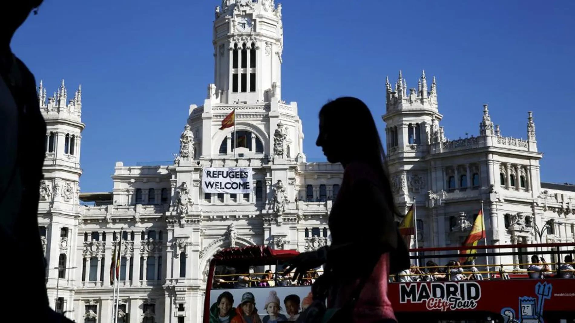 Turistas pasean frente al Palacio de Cibeles de Madrid