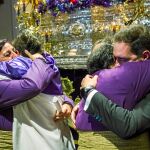 La talla de Jesús El Pobre se mostró a los fieles a las puertas de la iglesia de San Pedro «El Viejo». Fotos: Alberto R. Roldán