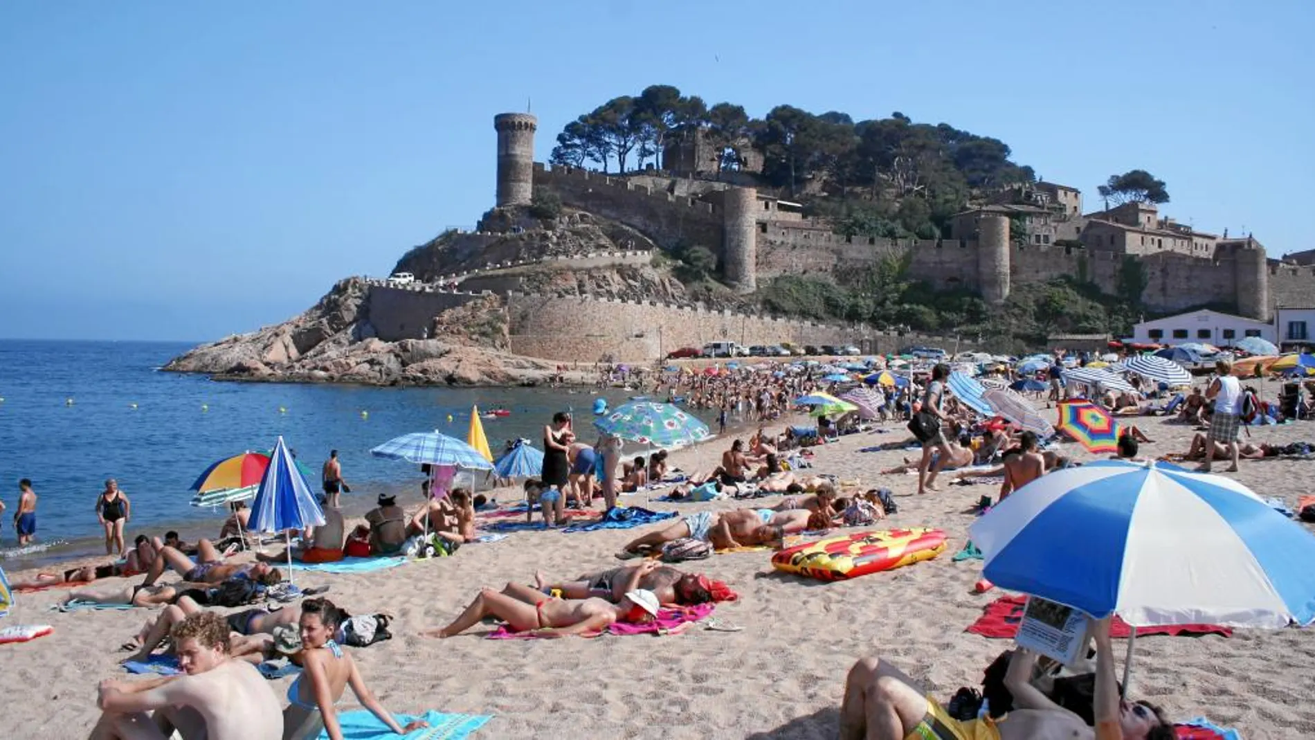 Entre la tarde-noche del domingo y la mañana de ayer se sumaron 4 nuevas víctimas mortales por ahogamiento en las playas catalanas.