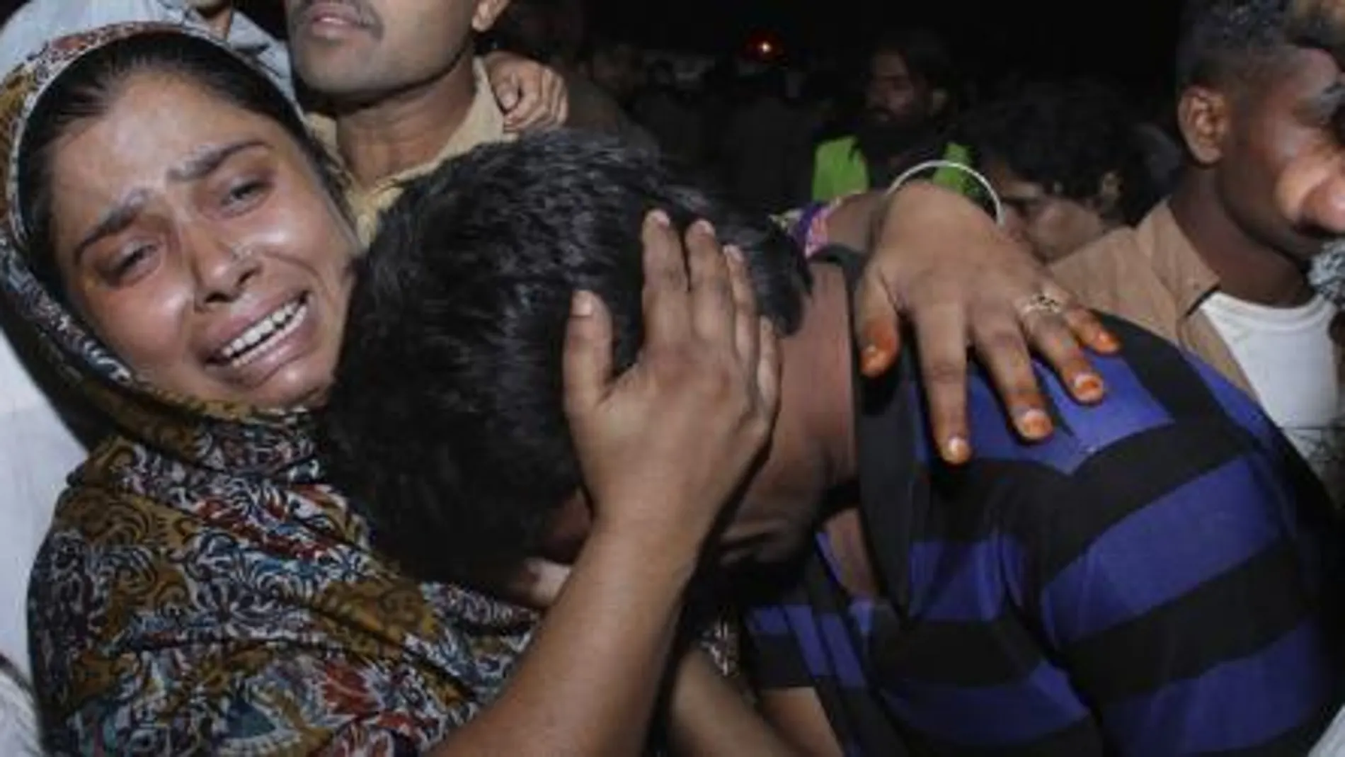 Una mujer consuela a un hombre tras la explosión ocurrida en Lahore, que ha dejado cerca de 50 muertos.