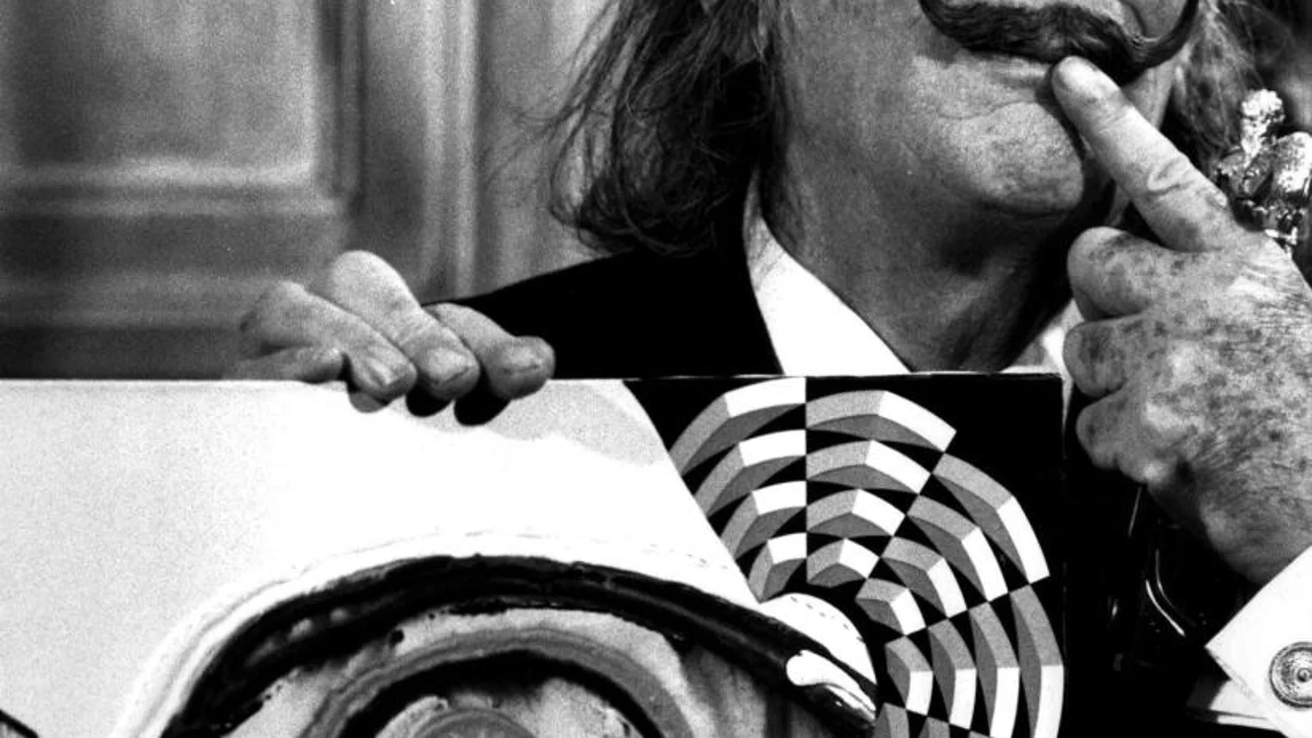 Salvador Dalí en 1975, durante una exposición en Los Ángeles