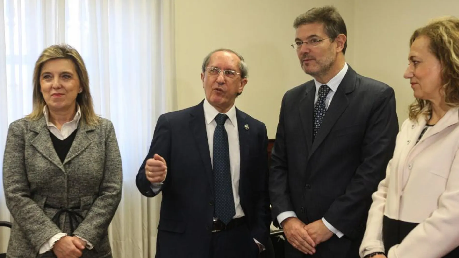María José Salgueiro, Feliciano Trebolle, Rafel Catalá y Lourdes Rodríguez durante la visita del ministro de Justicia a dependencias de Valladolid
