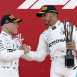 Lewis Hamilton, junto a su compañero de equipo, el finlandés Valtteri Bottas (i), que fue segundo, celebra en el podio su victoria en el GP de España de Formula Uno. EFE/Andreu Dalmau