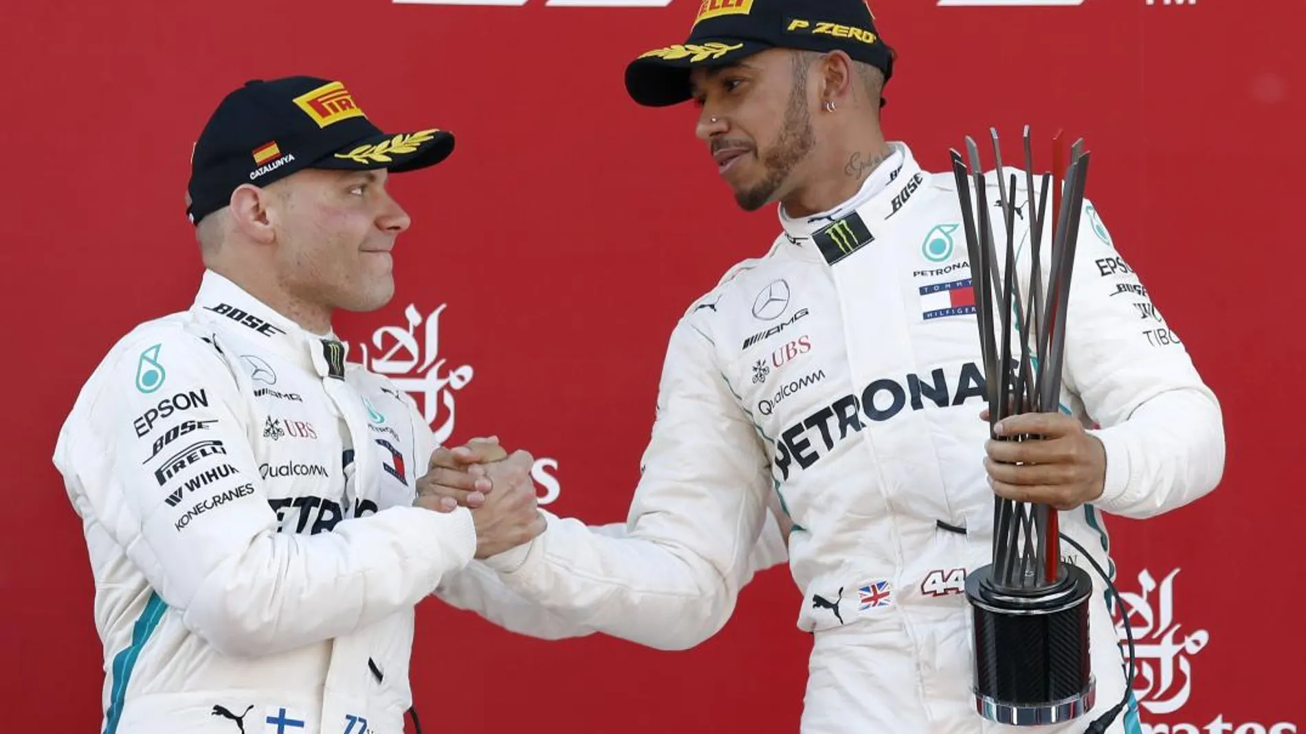 Lewis Hamilton, junto a su compañero de equipo, el finlandés Valtteri Bottas (i), que fue segundo, celebra en el podio su victoria en el GP de España de Formula Uno. EFE/Andreu Dalmau
