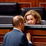 La ministra de EconomÍa, Nadia Calviño, conversa con el portavoz del PDeCAT, Carles Campuzano, poco antes del inicio del pleno del pleno del Congreso de los Diputados / Efe