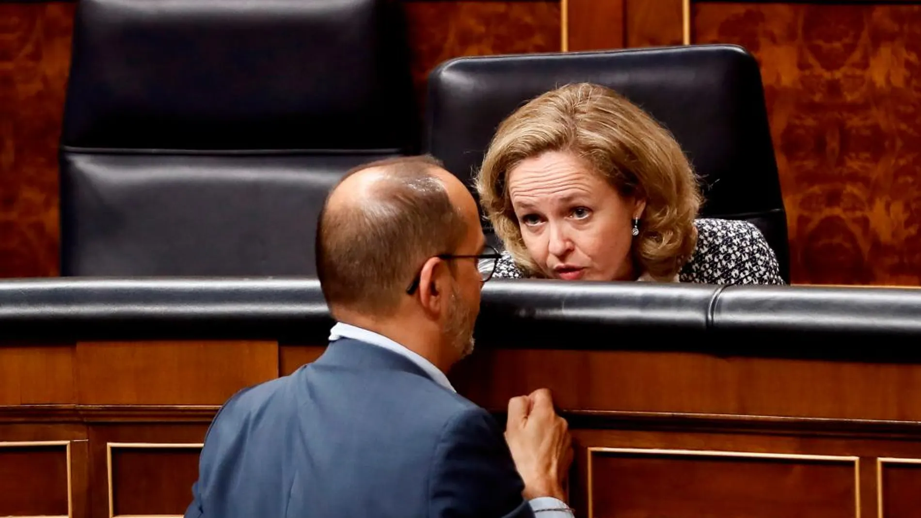 La ministra de EconomÍa, Nadia Calviño, conversa con el portavoz del PDeCAT, Carles Campuzano, poco antes del inicio del pleno del pleno del Congreso de los Diputados / Efe