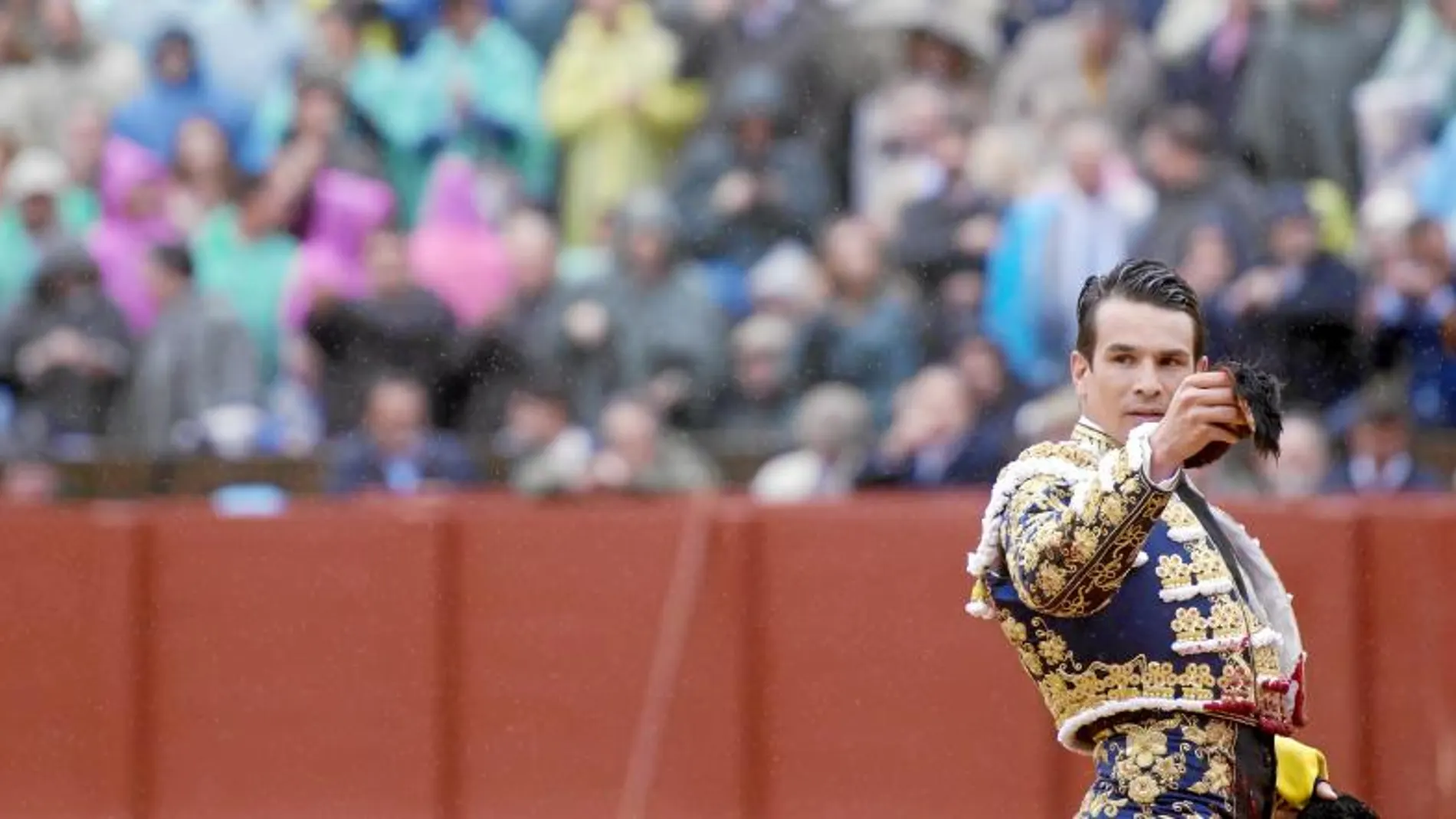 José María Manzanares paseando una oreja en foto de archivo