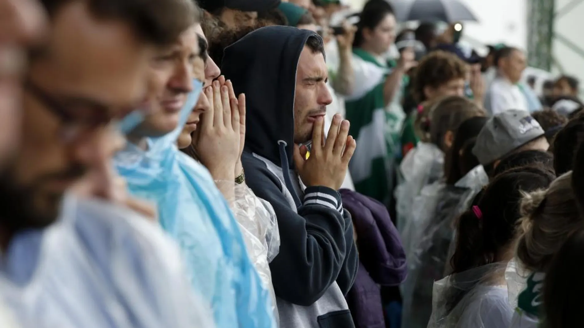 Aficionados del club brasileño Chapecoense durante el funeral