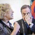 El presidente del Real Madrid, Florentino Pérez, escucha una intervención de la alcaldesa de Madrid, Manuela Carmena.