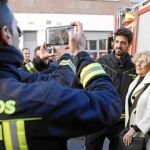 La alcaldesa de Madrid, Manuela Carmena, visitó a los servicios de guardia durante la Nochebuena y valoró la destitución de López como portavoz de Podemos