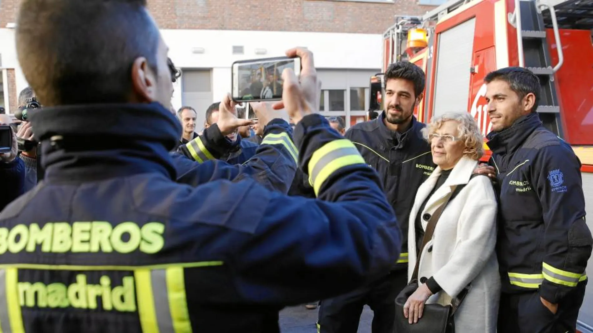 La alcaldesa de Madrid, Manuela Carmena, visitó a los servicios de guardia durante la Nochebuena y valoró la destitución de López como portavoz de Podemos