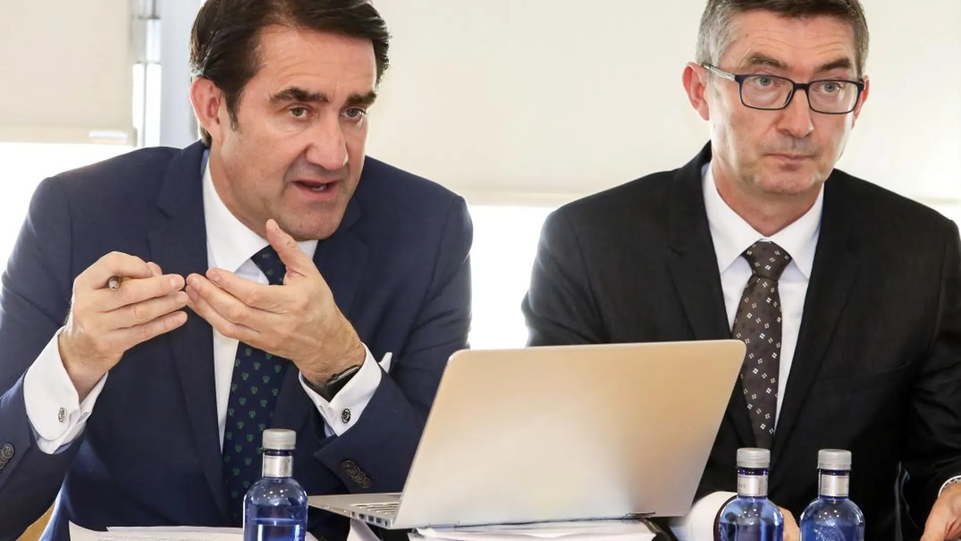 El consejero de Fomento y Medio Ambiente, Juan Carlos Suárez-Quiñones, preside el pleno del Patronato del Parque Nacional de los Picos de Europa. Junto a el director general del Medio Natural de la Junta, José Ángel Arranz