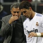 Mourinho da instrucciones a Sergio Ramos durante un partido