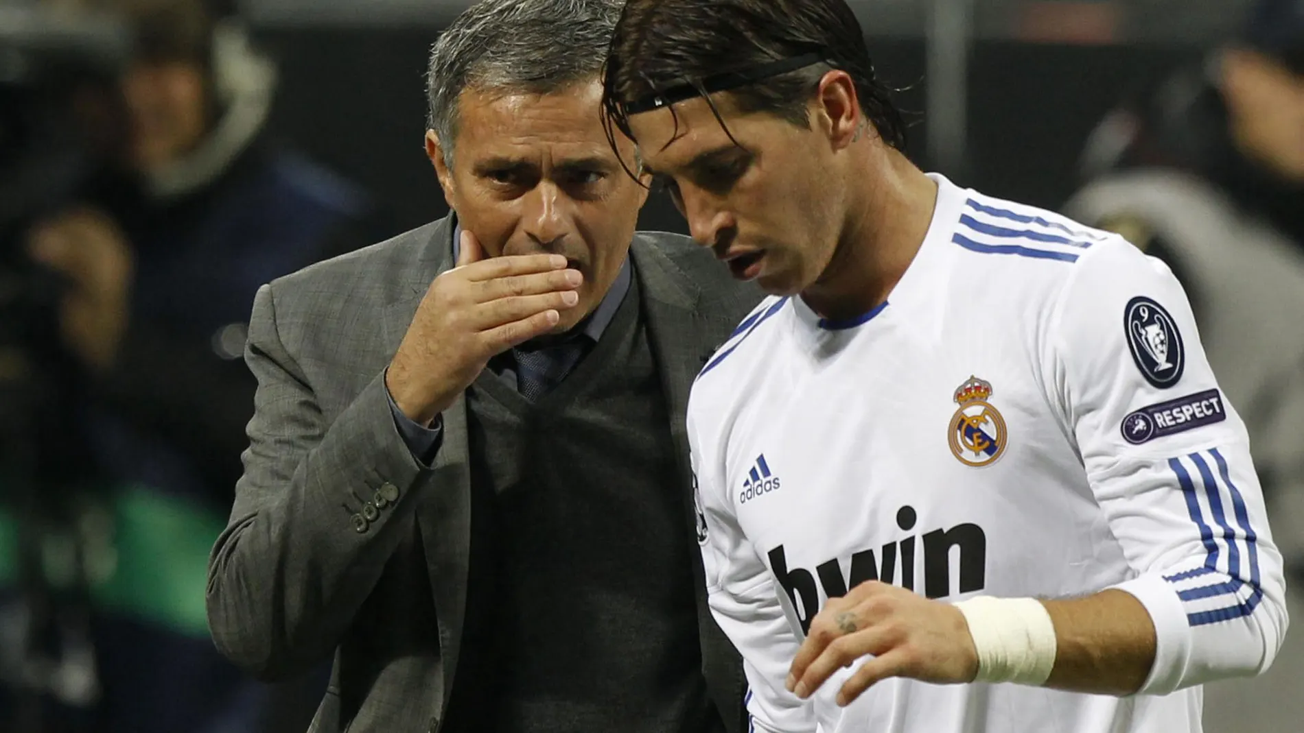 Mourinho da instrucciones a Sergio Ramos durante un partido