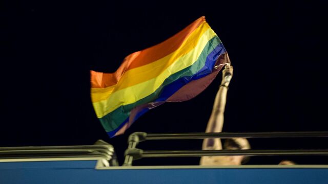 Una bandera ondeada el Día del Orgullo Gay / Javier F. Largo