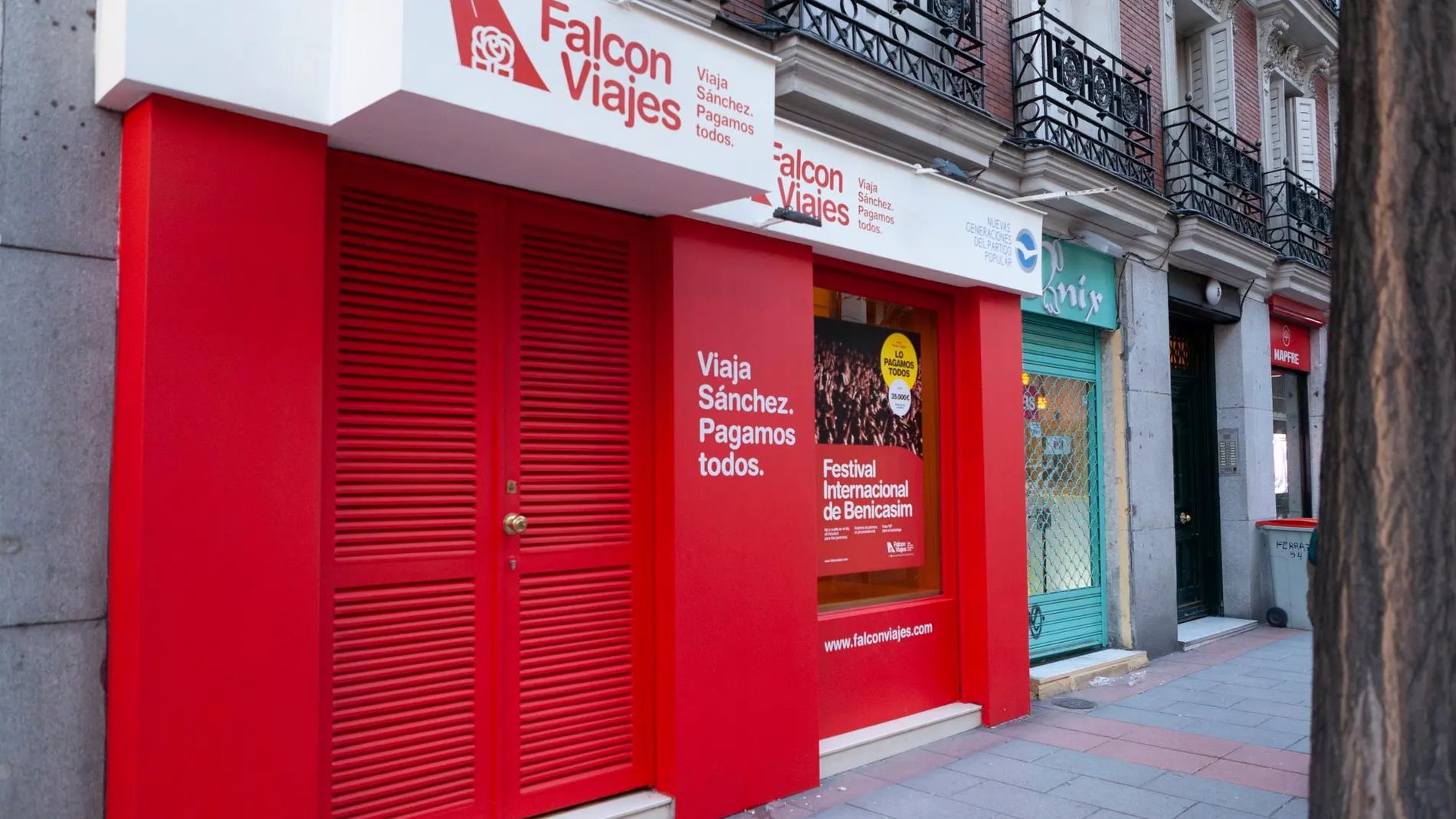 ‘Falcon Viajes’ está ubicada al lado de la sede del PSOE
