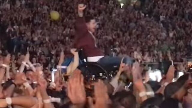 El joven Rob, alzado por el público en el concierto de Coldplay en Dublín.