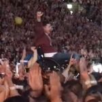 El joven Rob, alzado por el público en el concierto de Coldplay en Dublín.