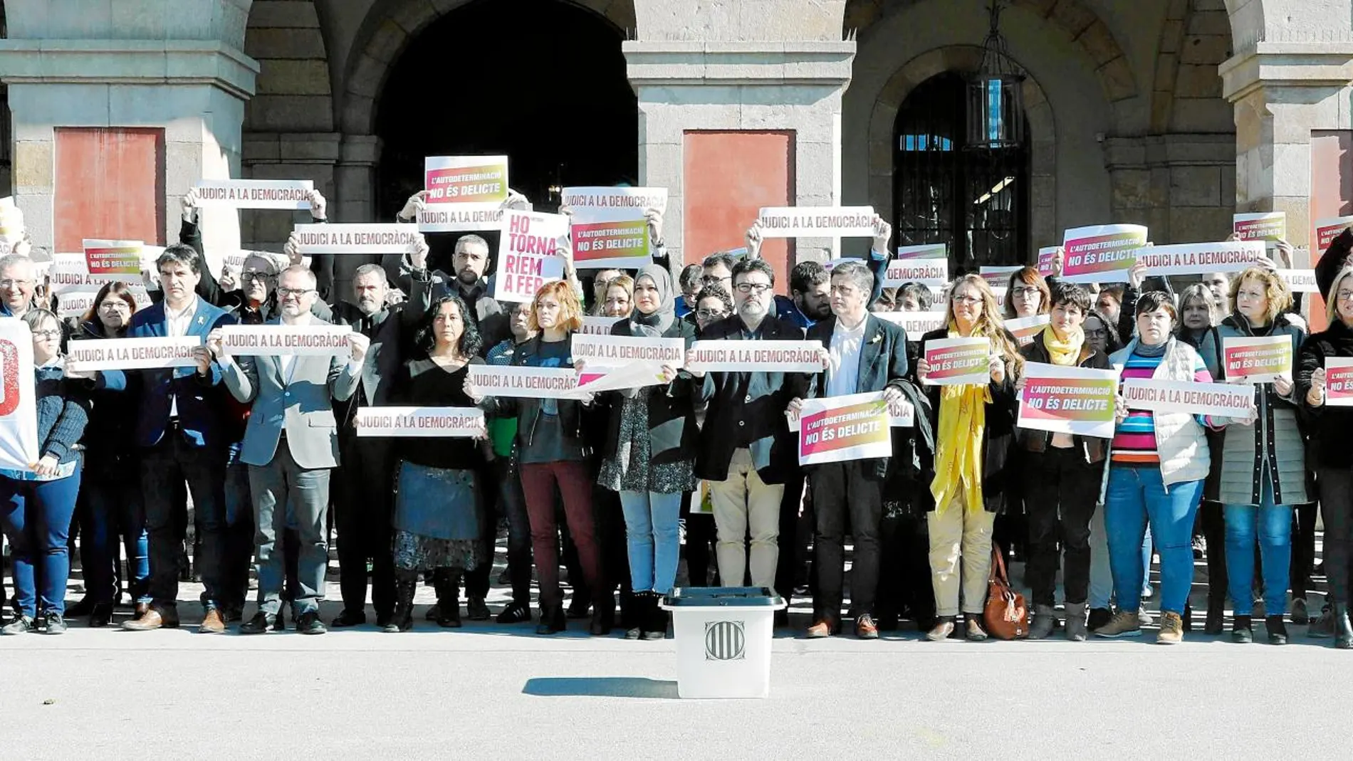 Los diputados soberanistas de JxCat, ERC y la CUP, ayer en una protesta a las puertas del Parlament