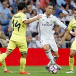 El delantero portugués del Real Madrid Cristiano Ronaldo (c) disputa un balón con el defensa Mario Gaspar (d) y el centrocampista Manu Trigueros (2i), del Villarreal