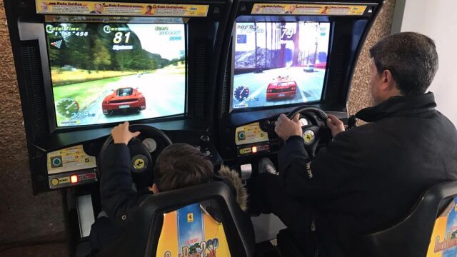 Dos personas juegan con máquinas simuladoras de coches de carreras en el I Salón del Videojuego Retro, en San Juan de Aznalfarache (Sevilla), en el que los visitantes tienen la oportunidad de disfrutar con los videojuegos que hicieron furor en los 80 y en los 90 y en sus máquinas originales, que han sido restauradas por la asociación Arcade Planet, que a su vez es una filial de Sevilla Retro.