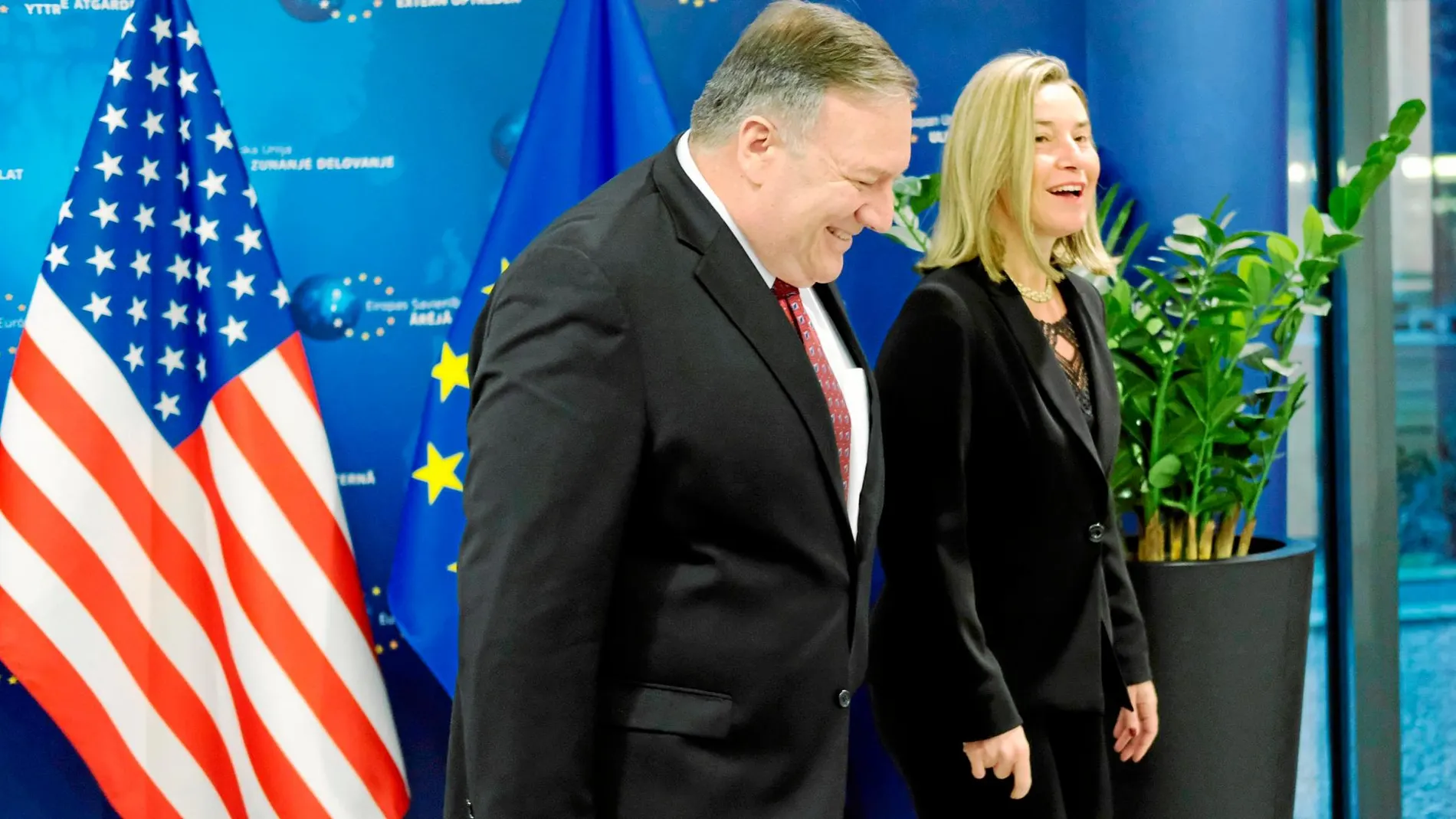 El secretario de Estado de EE UU, Mike Pompeo, posa junto a Federica Mogherini, ayer, en Bruselas
