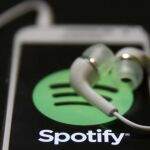 La víctima recibe un mensaje en Whatsapp anunciándole que la plataforma de música online está regalando cuentas premium.