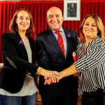 El presidente de la Diputación de Valladolid, Jesús Julio Carnero, junto a las portavoces del PSOE y Ciudadanos en la institución provincial Teresa López y Pilar Vicente, respectivamente, tras aprobarse las cuentas del próximo año