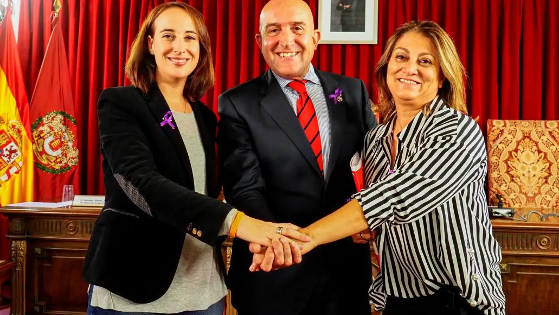 El presidente de la Diputación de Valladolid, Jesús Julio Carnero, junto a las portavoces del PSOE y Ciudadanos en la institución provincial Teresa López y Pilar Vicente, respectivamente, tras aprobarse las cuentas del próximo año
