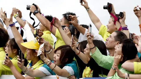 Un grupo de turistas, con sus móviles