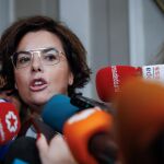 La vicepresidenta del Gobierno, Soraya Sáenz de Santamaría, se ha felicitado hoy de la "buena noticia"para los españoles "de bien"que supone que el Constitucional haya prohibido una investidura telemática