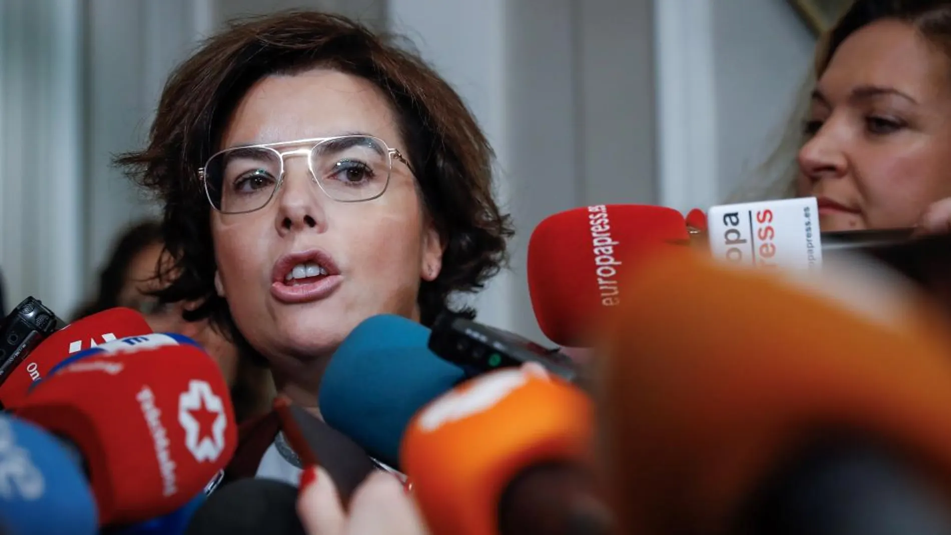 La vicepresidenta del Gobierno, Soraya Sáenz de Santamaría, se ha felicitado hoy de la "buena noticia"para los españoles "de bien"que supone que el Constitucional haya prohibido una investidura telemática