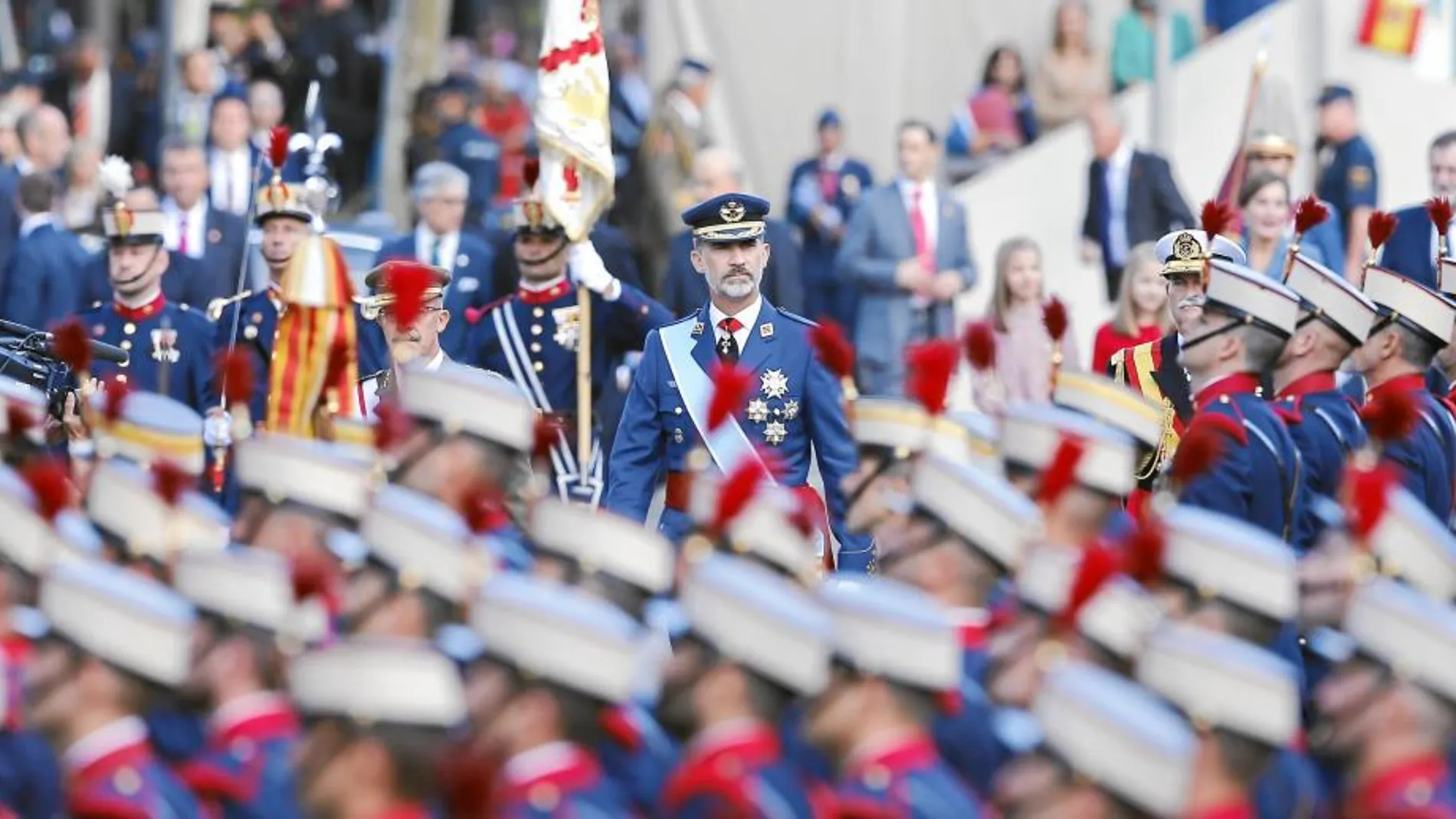El Rey Felipe VI pasa revista a las tropas acompañado del Jemad, ayer durante el desfile del Día de la Hispanidad en Madrid