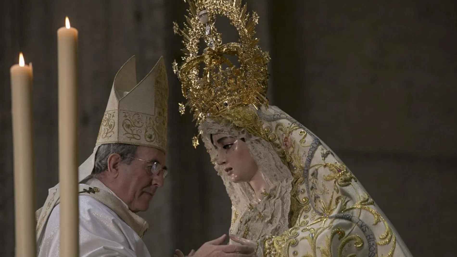 El arzobispo de Sevilla, Juan José Asenjo, rezó unos instantes ante la imagen tras colocarle la corona, obra de Fernando Marmolejo Carmargo