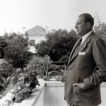 Don Juan, asomado al balcón de Villa Giralda (Estoril), donde residió desde 1946