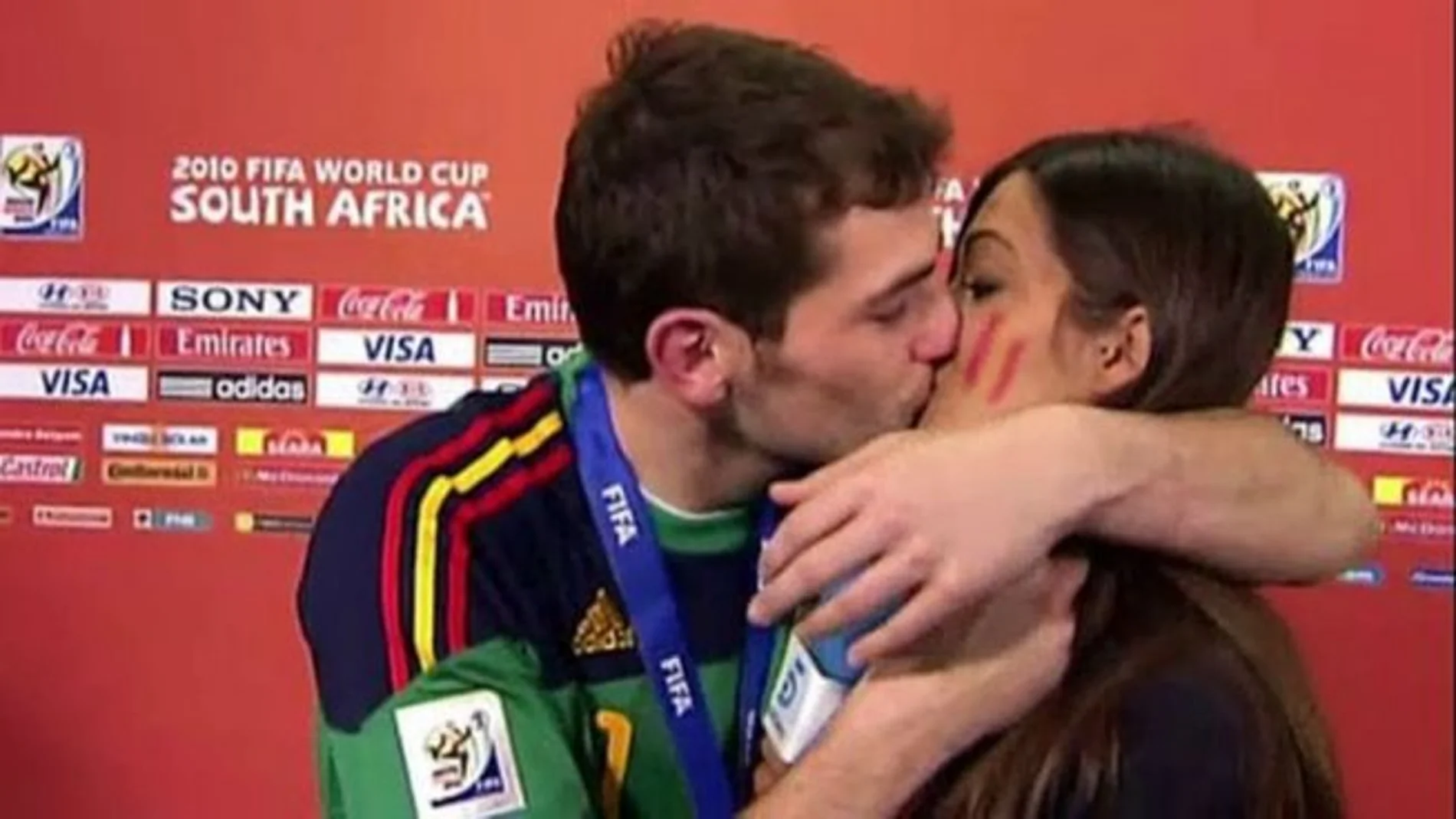 Captura del momento en que Iker Casillas besa a Sara Carbonero en pleno directo / Twitter